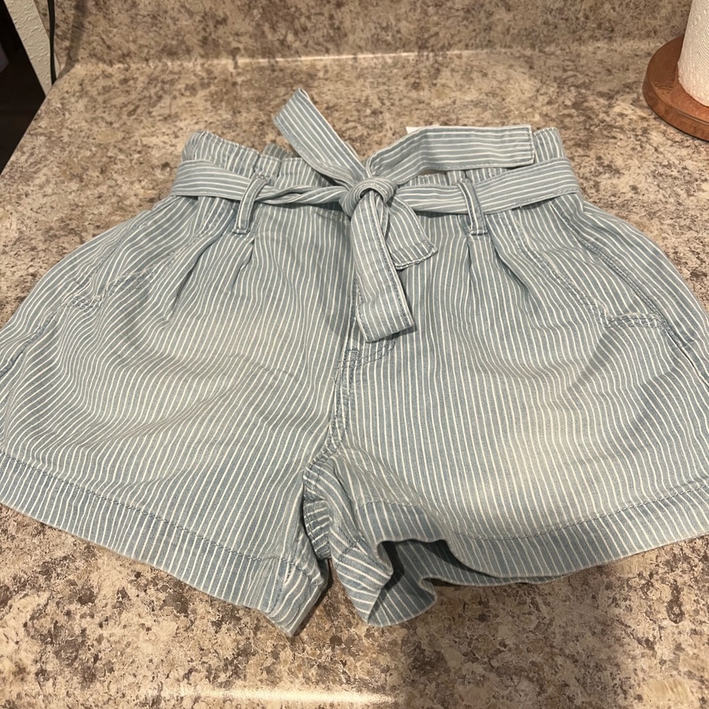American Eagle Pin stripe Mom Short. Size 2 NWT
